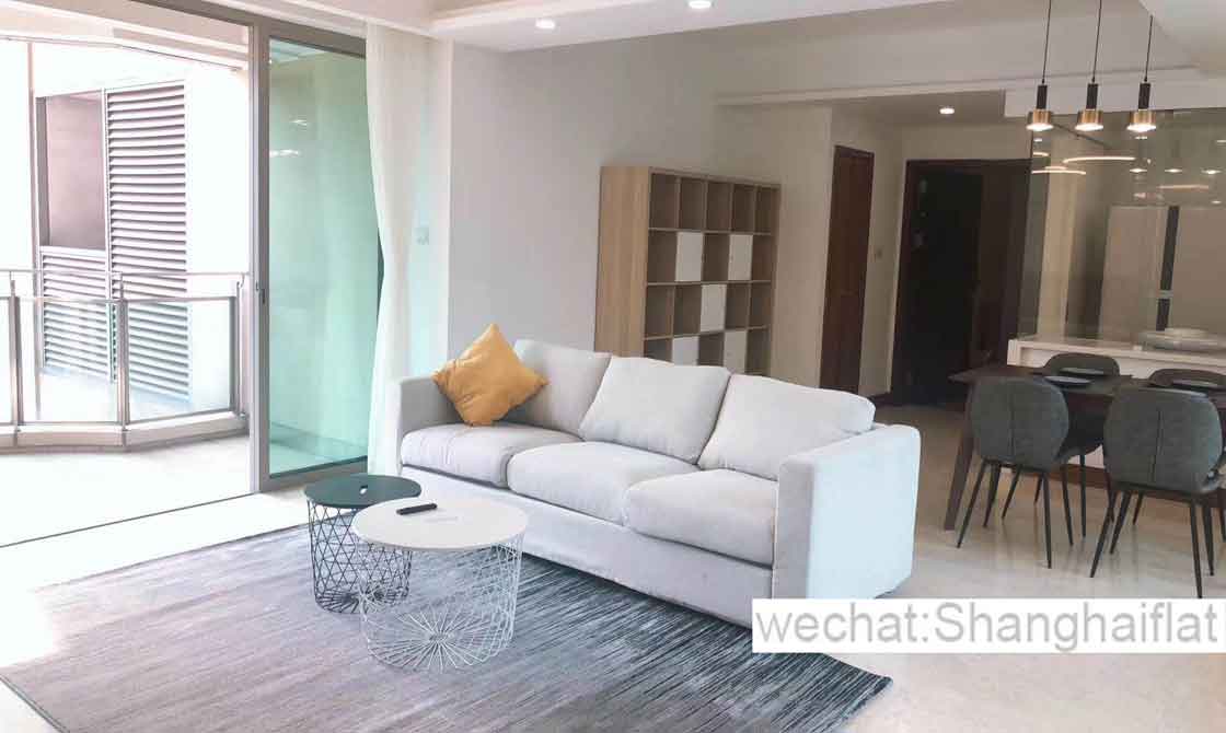 Gogerous 3br apartment with balcony for rent in Jingan Four Seasons