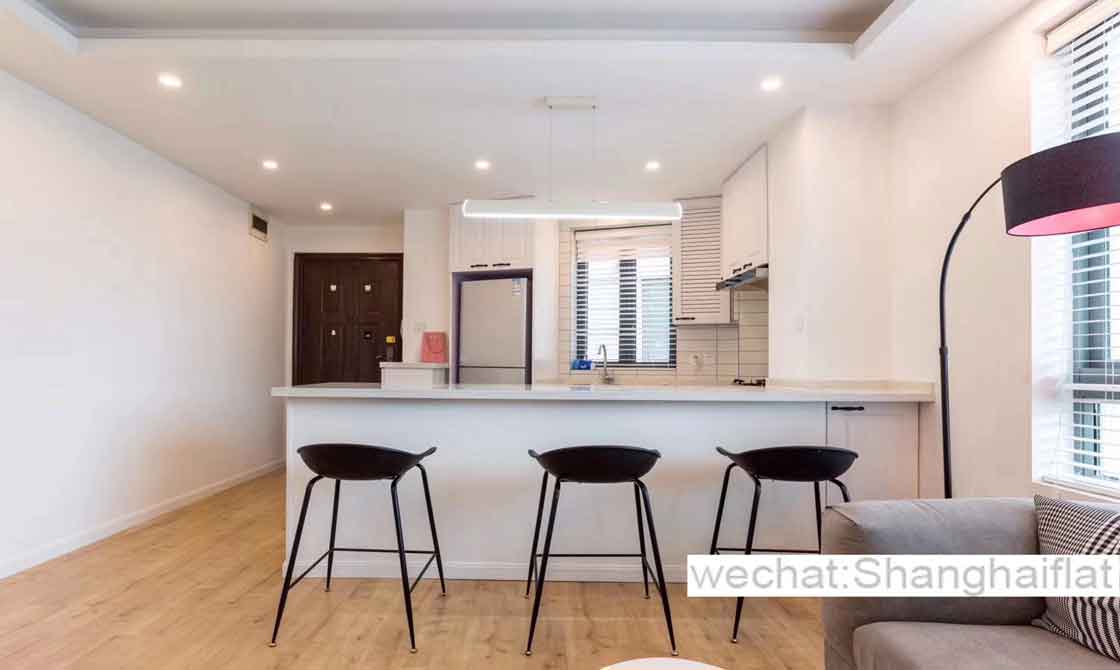 Premier Location in Jingan: 2br apartment for rent/Top of City