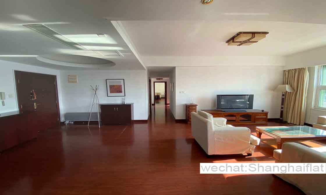 200sqm big 3br apartment with balcony in a highrise in Zhenning Rd/Jingan