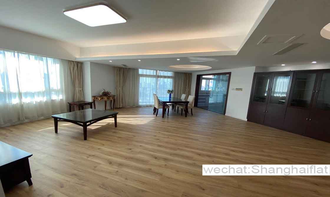 Utra-large 3br/2bath apartment with balcony for lease in Merry Apartments/Jingan