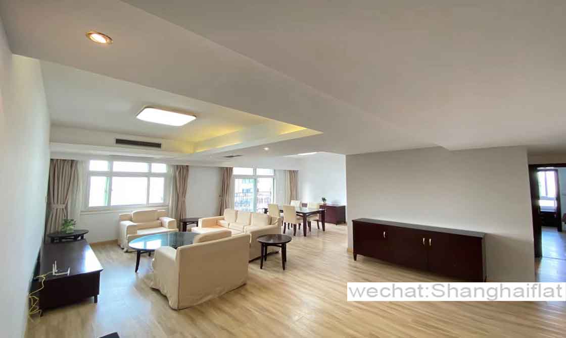 200sqm big 3br high rise apt with balcony in Merry Apts for rent/Jingan