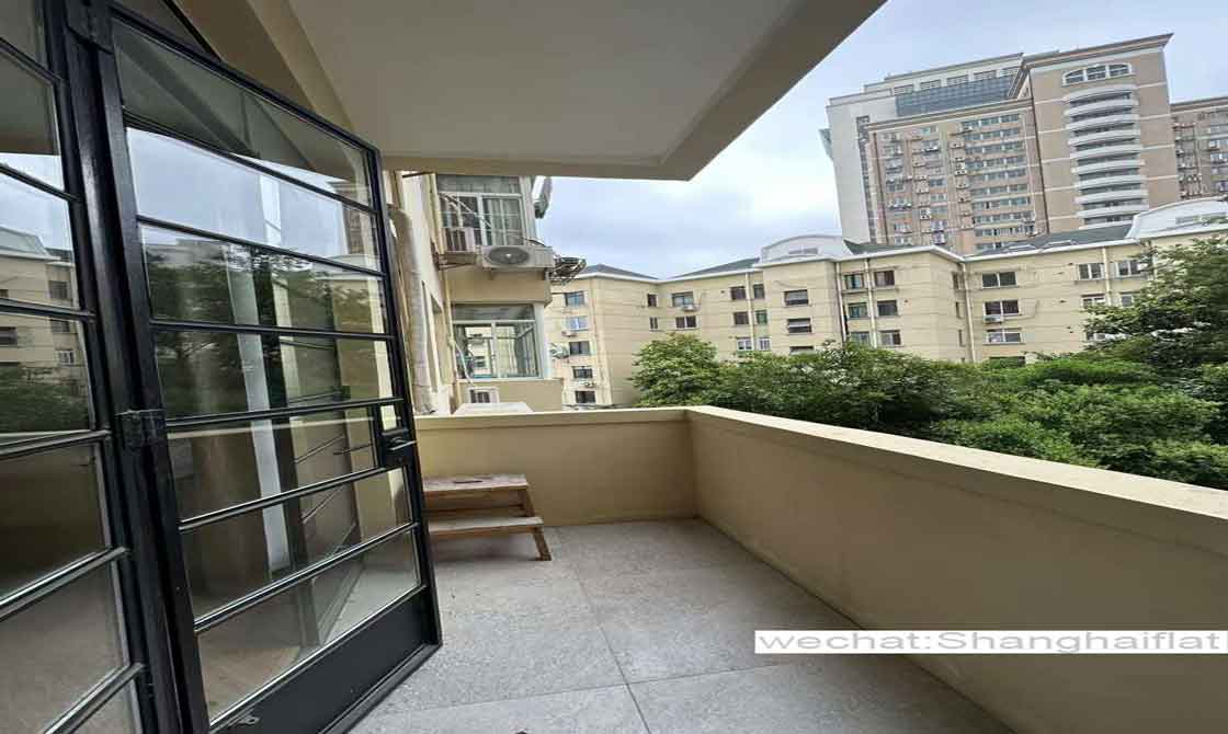Heritage 1br flat with a balcony on Hengshan Rd for rent/French Concession